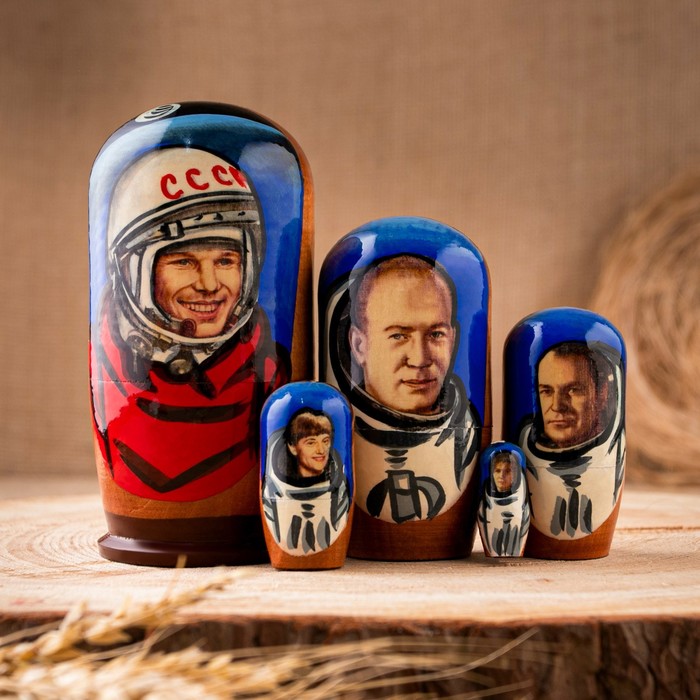 

Матрешка "Космонавты" 5 кукол