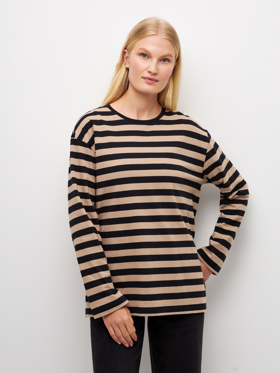 

Лонгслив женский Sela Moms 2810010237 черный XL, 2810010237