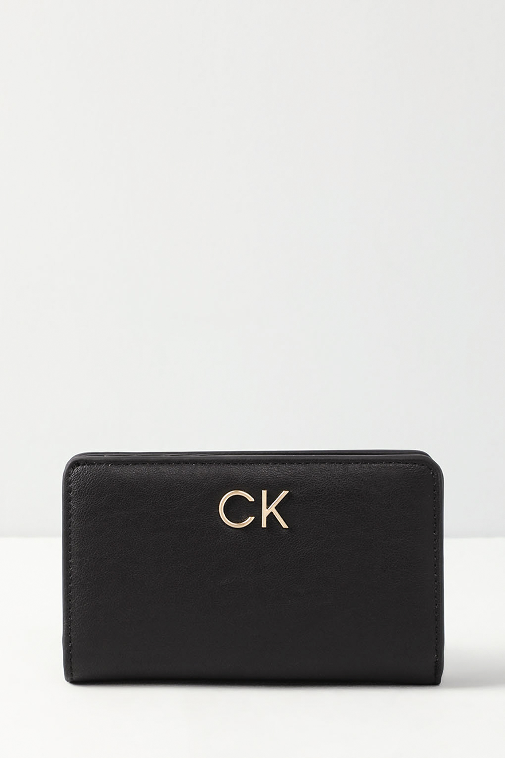 Кошелек женский Calvin Klein K60K608992 черный 13990₽