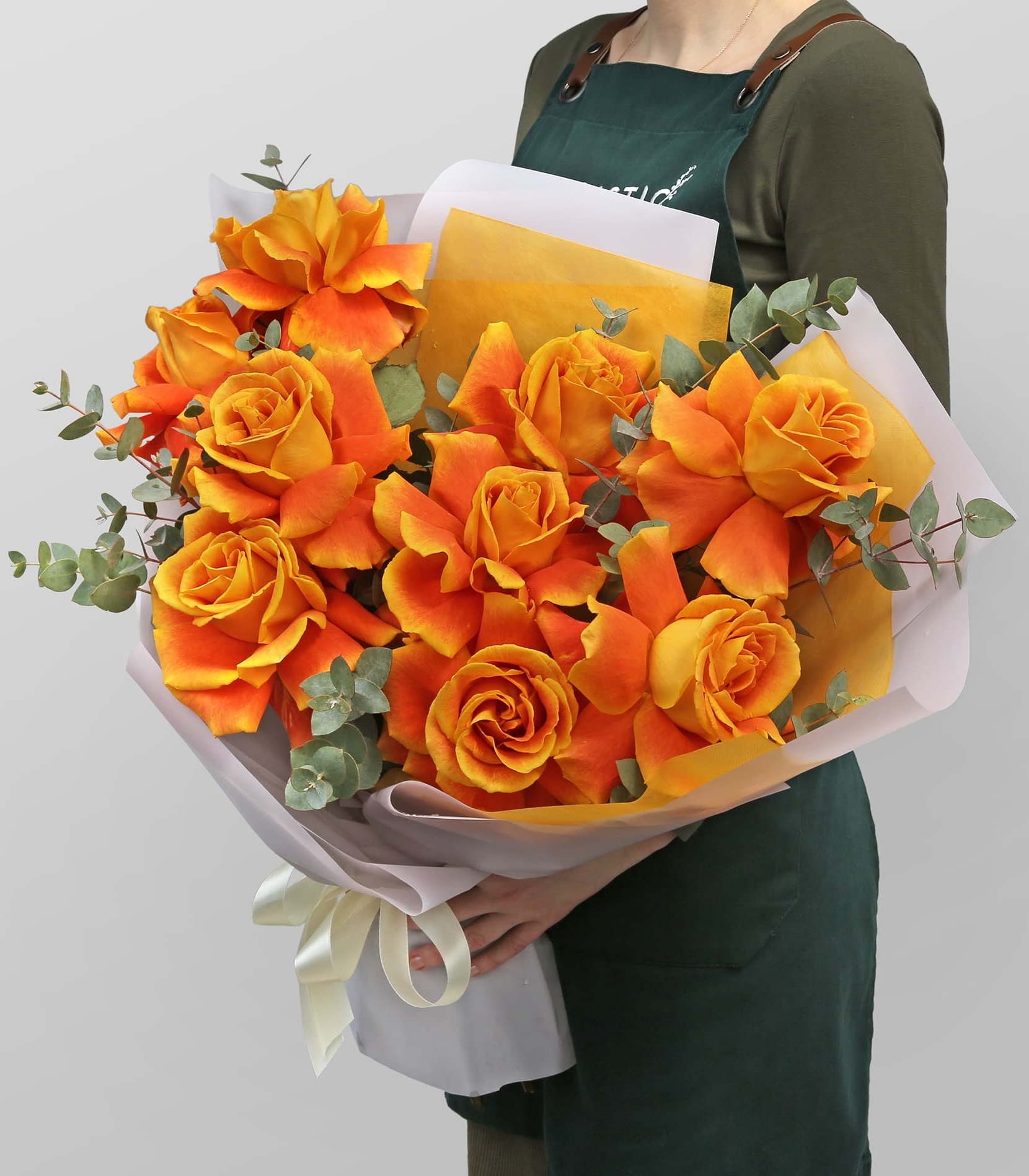 

Монобукет Studio Floristic роза 40 см x 60 см 9 шт. оранжевый Золотой закат, Золотой закат