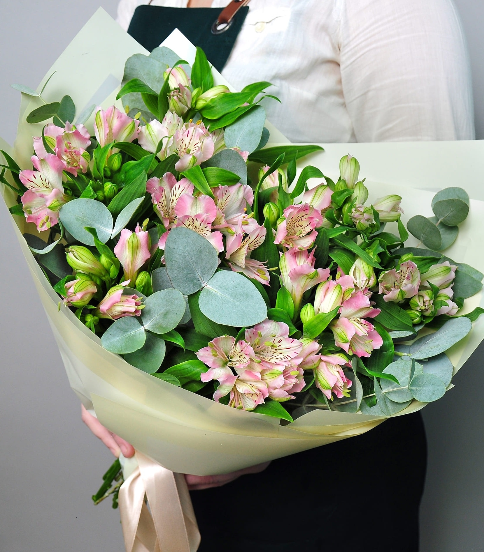 

Букет цветов Studio Floristic альстромерия эвкалипт 35 см x 50 см розовый Розовая магия, Розовая магия