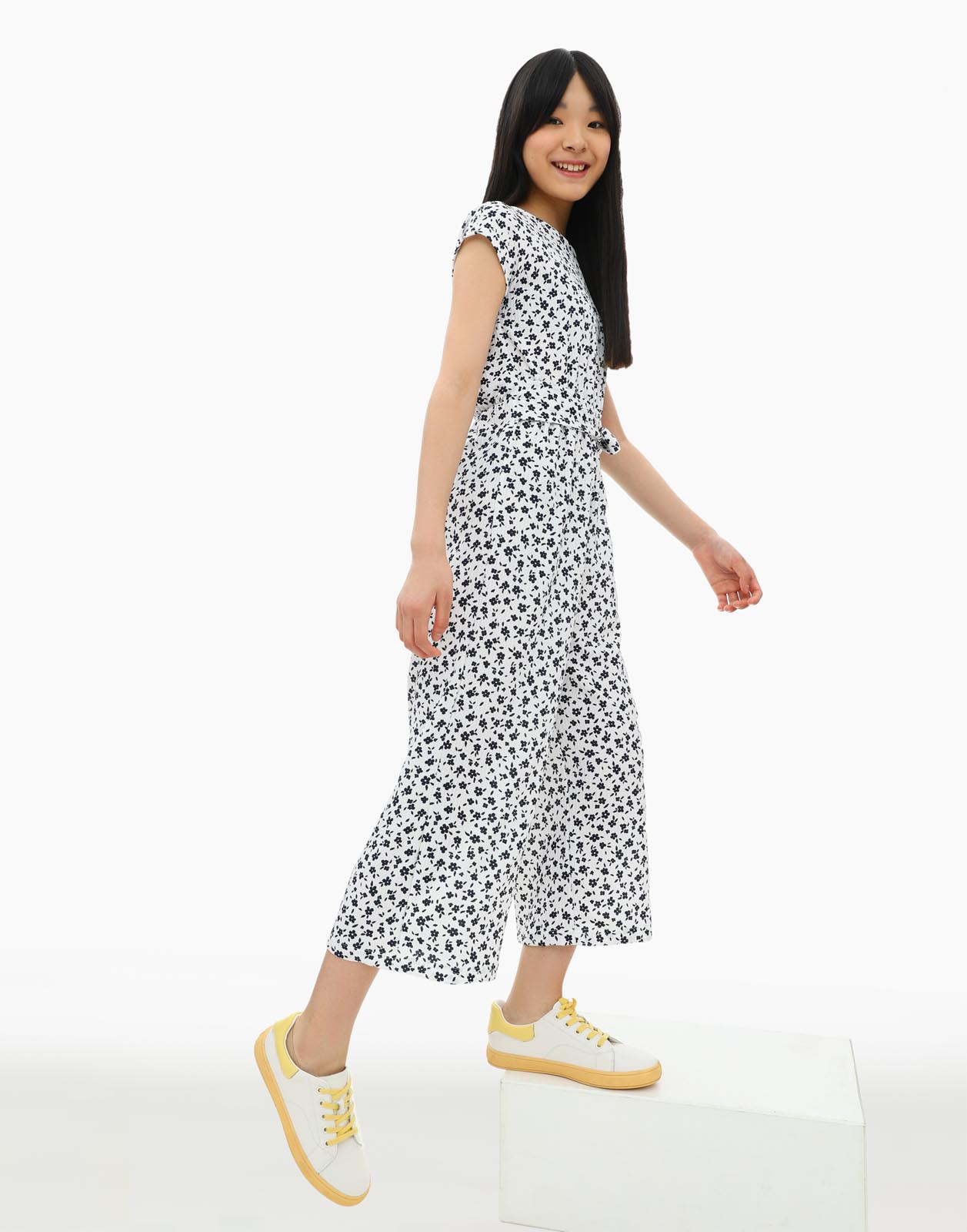 Белый приталенный комбинезон с цветочками для девочки 7-8л/128 (32)