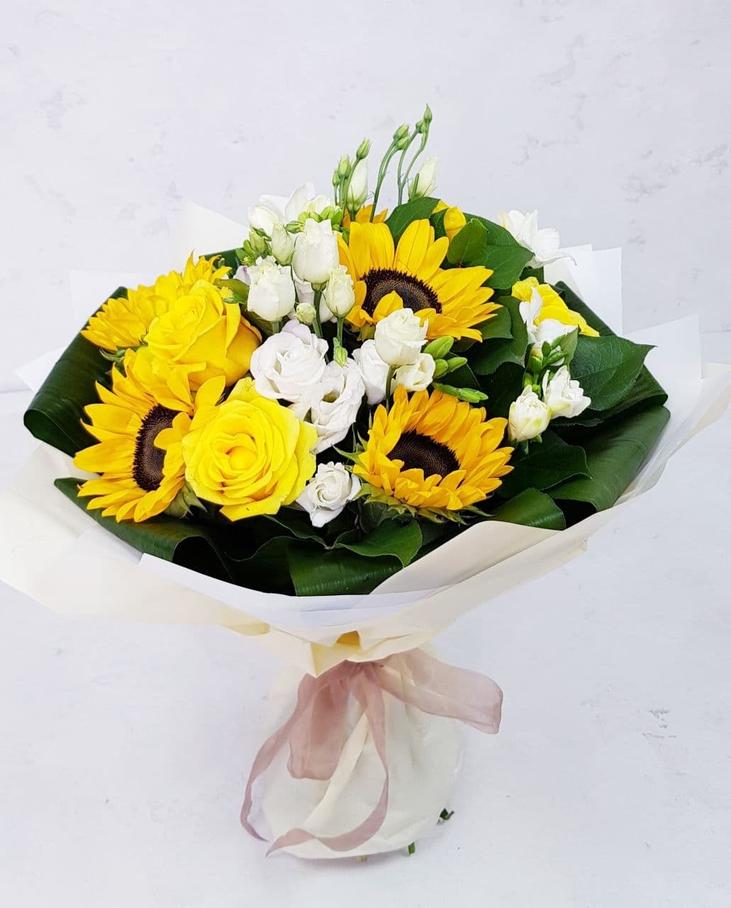 

Букет подсолнухов и роз 23 шт Sfloristic "Солнечный зайчик", 32 см