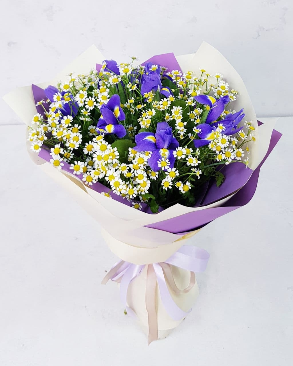 

Букет из ромашек и ирисов 18 шт Sfloristic "Русское поле", 50 см
