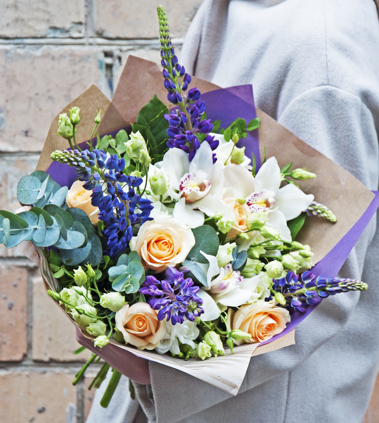 фото Букет из люпинов и роз 17 шт sfloristic "пряности и страсти", 40 см studio floristic