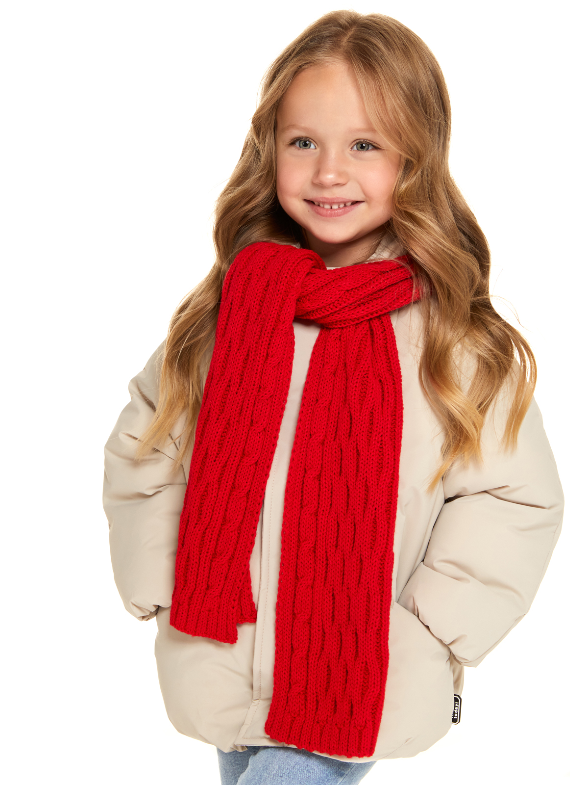 Девочка с красным шарфом