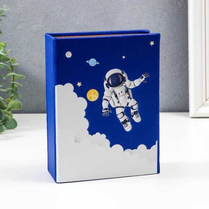 

Фотоальбом на 100 фото 10х15 см "Космонавт в открытом космосе" кожзам 17х14х5 см