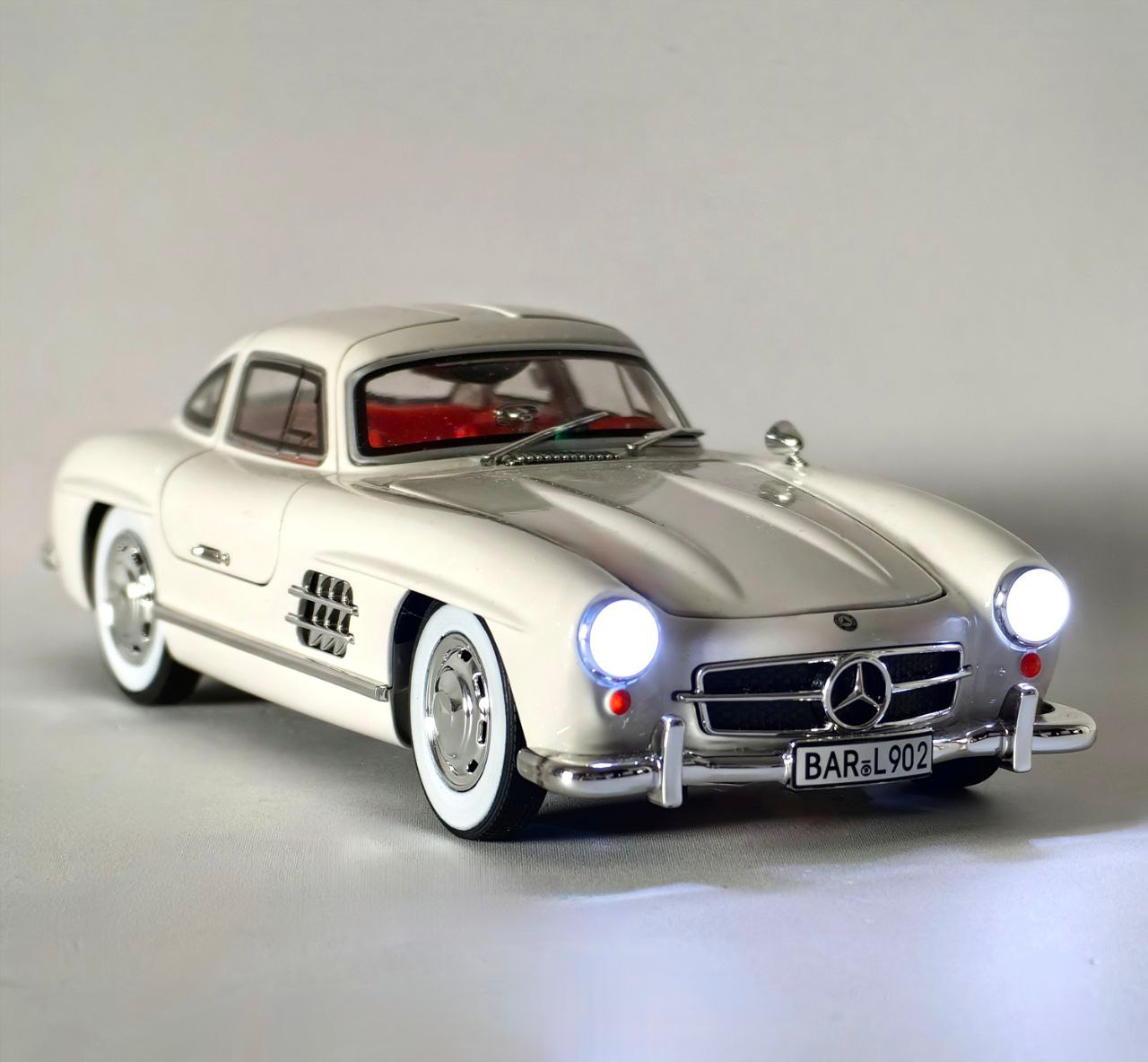 

Машинка металлическая Mercedes