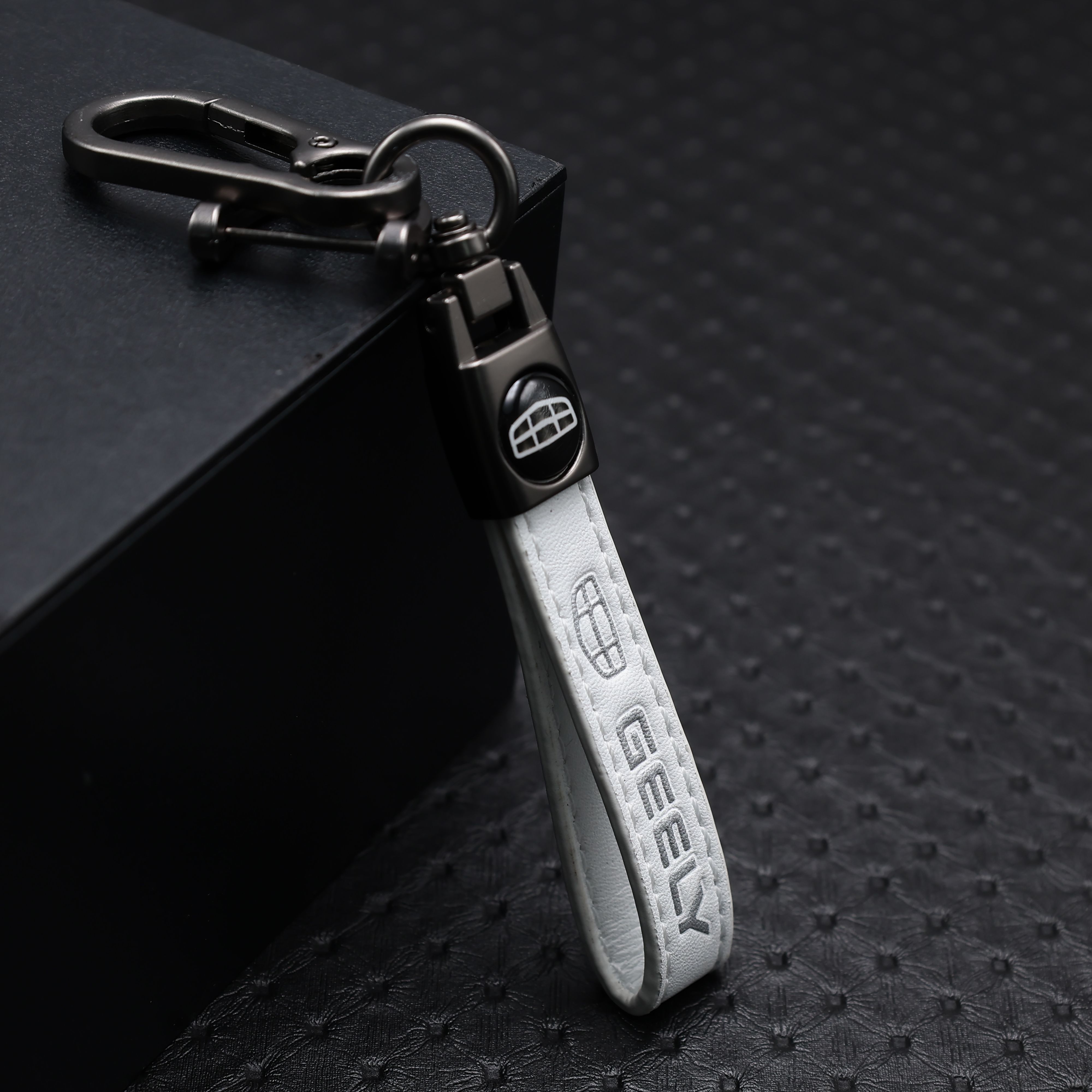 

Брелок для ключей автомобиля PST Geely натуральная кожа, белый, Geely
