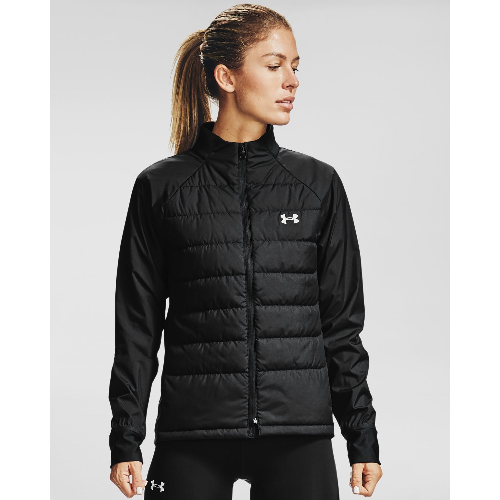 фото Спортивная куртка женская under armour run insulate hybrid jkt черная xs