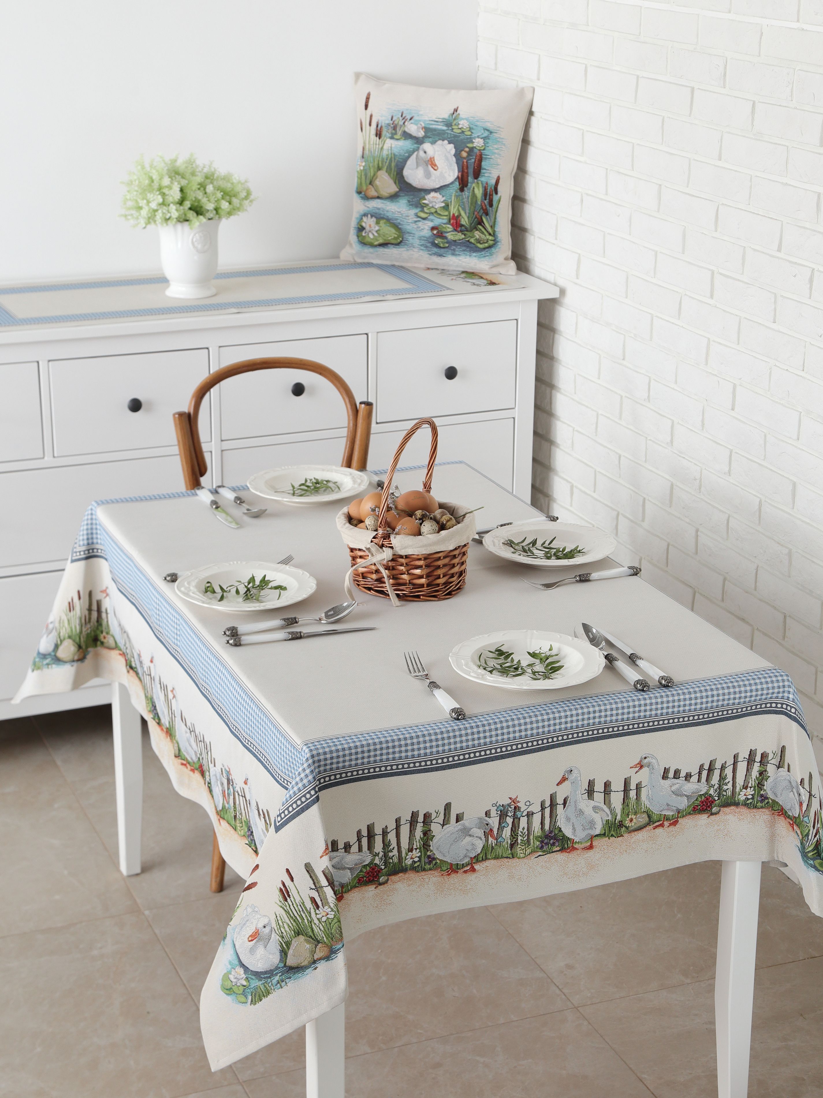 

Скатерть Le Gobelin Весёлые гуси 140х140 см, Разноцветный