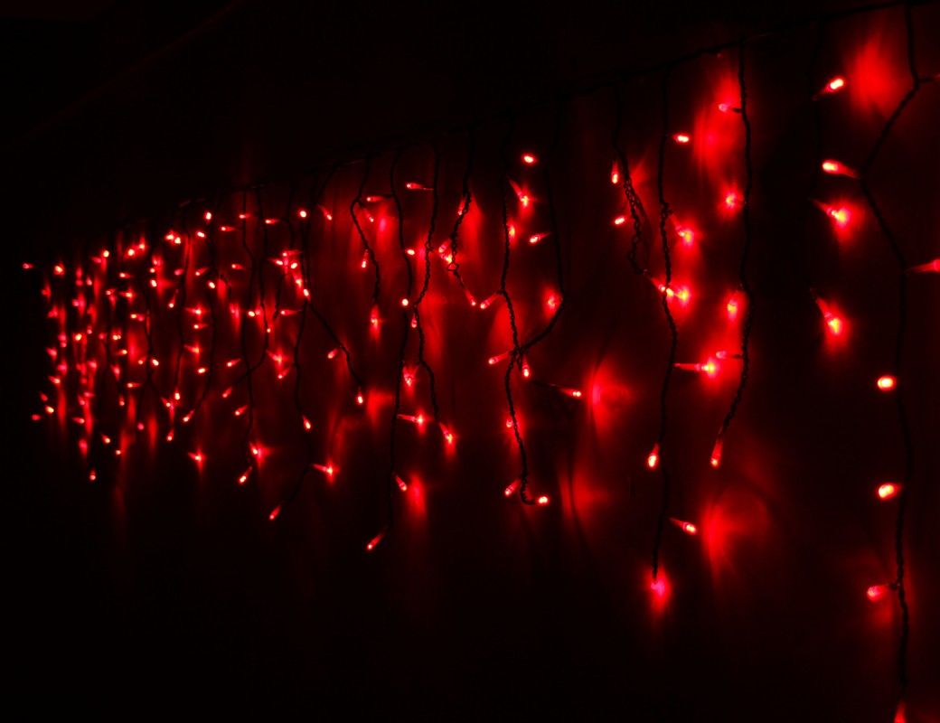 фото Электрогирлянда световая бахрома 150 красных led-ламп, мерцающих холодными белыми,вспышкам beauty led
