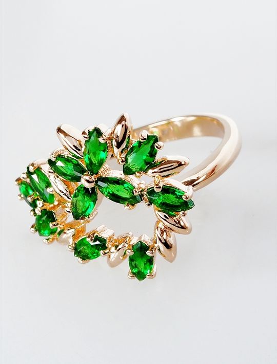 

Кольцо из бижутерного сплава р.  Lotus Jewelry Камелия 3037R-26Gcz, фианит, Кольцо с зеленым фианитом "Камелия" 3037R-26Gcz
