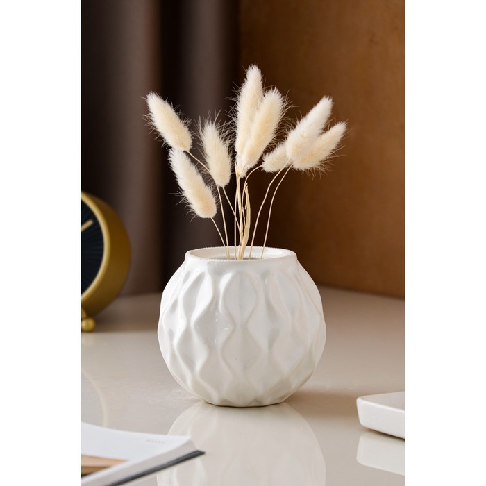 фото Ваза керамическая "шарик", настольная, рельеф, белая, 11 см керамика ручной работы