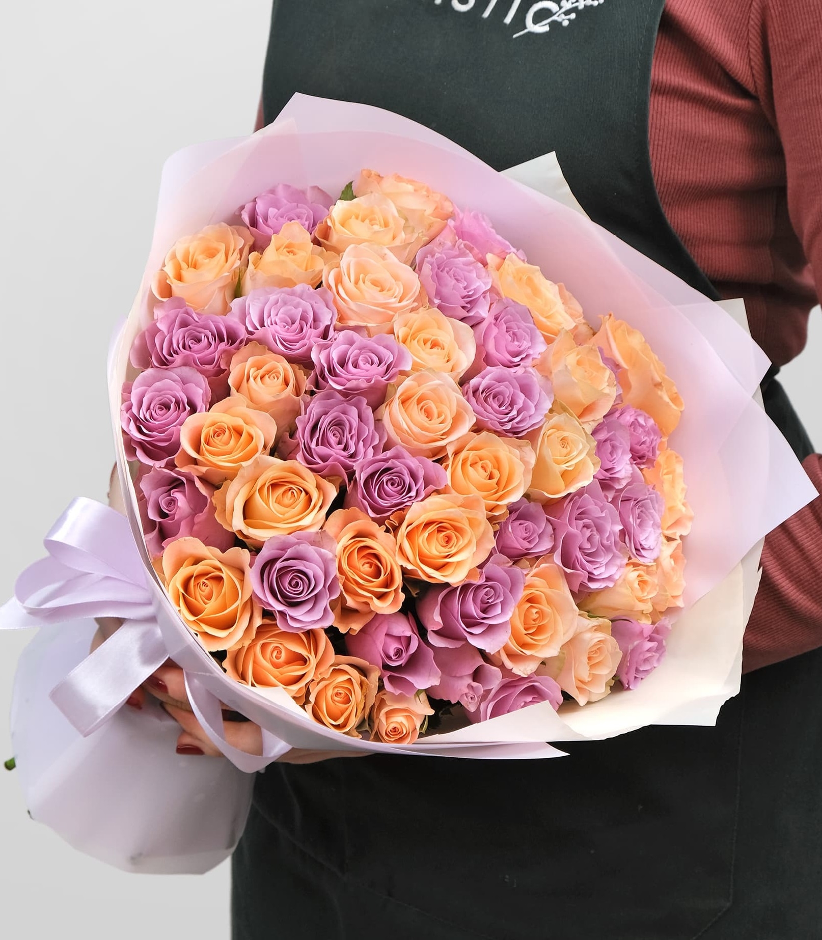 

Букет Studio Floristic из Роз 51 шт Романс влюблённых оранжевый сиреневый