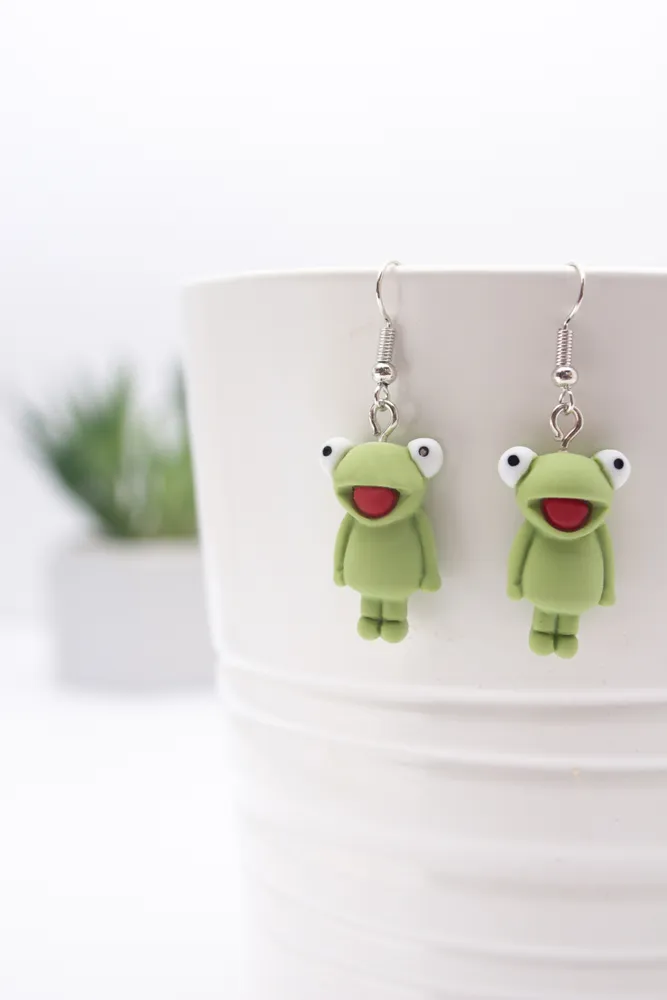 Серьги подвески из бижутерного сплава Plush Story Лягушонок Кермит пластик 243₽