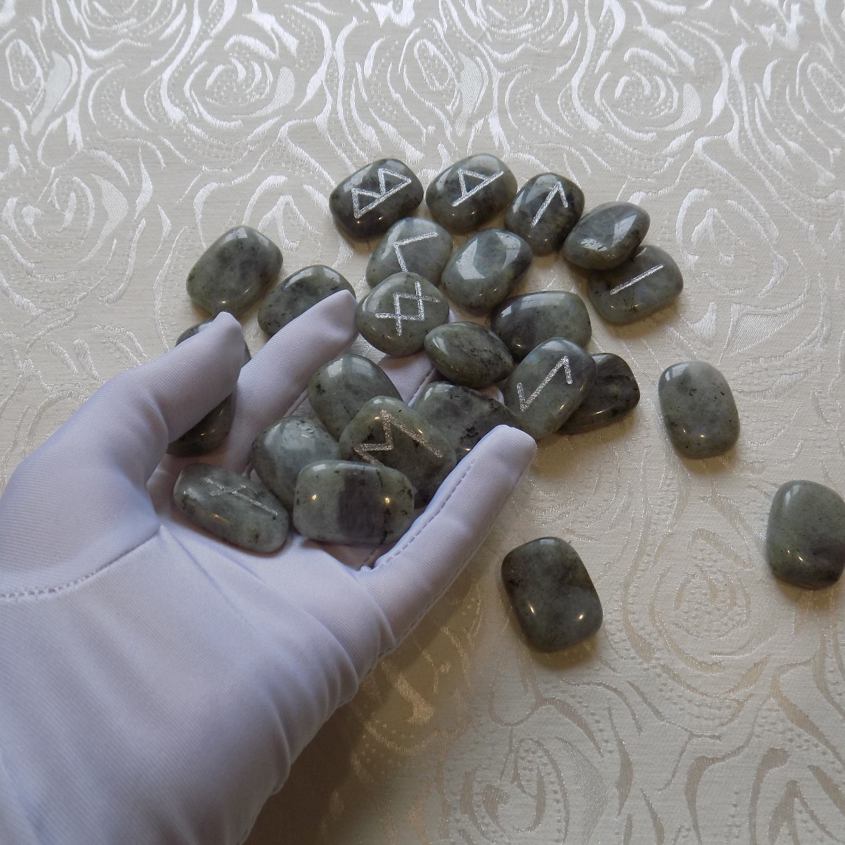 Скандинавские руны из лабрадора NRO.labr8.sil.274, №7/274. 0,5-2-2,7 см.