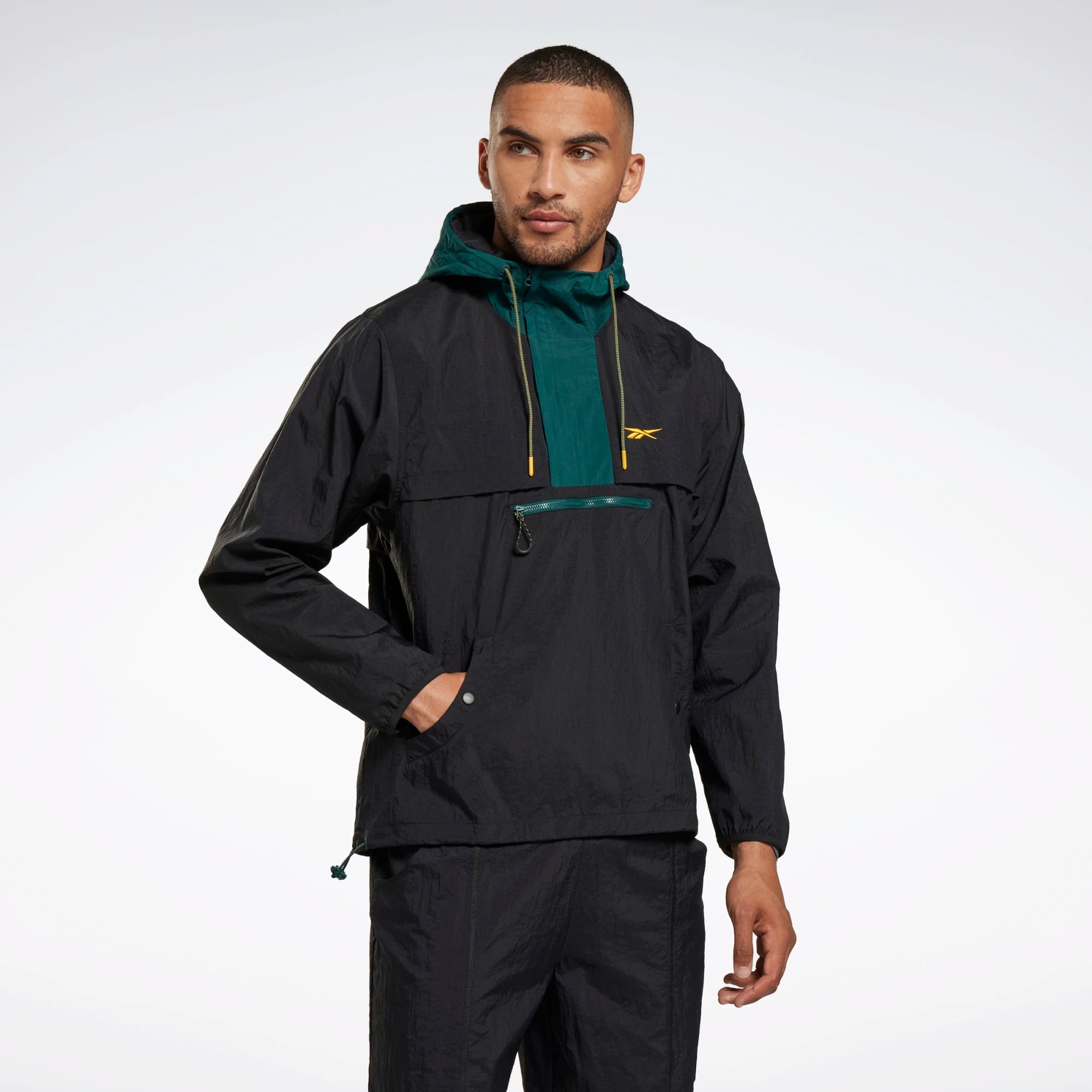 

Спортивная ветровка мужская Reebok Lightweight Woven Anorak Jacket черная L, Lightweight Woven Anorak Jacket