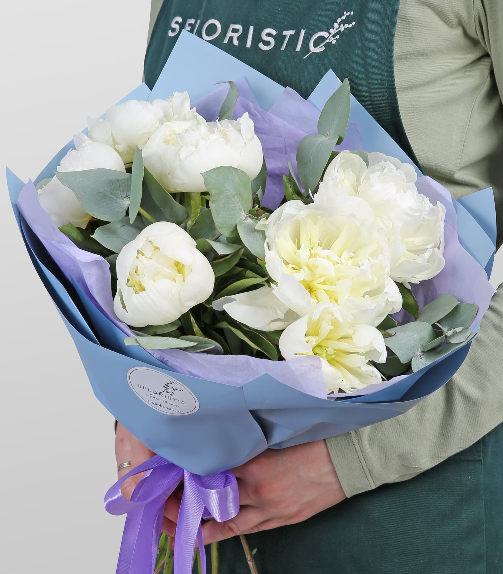 

Букет Studio Floristic из пионов и эвкалипта 7 шт 45 см белый