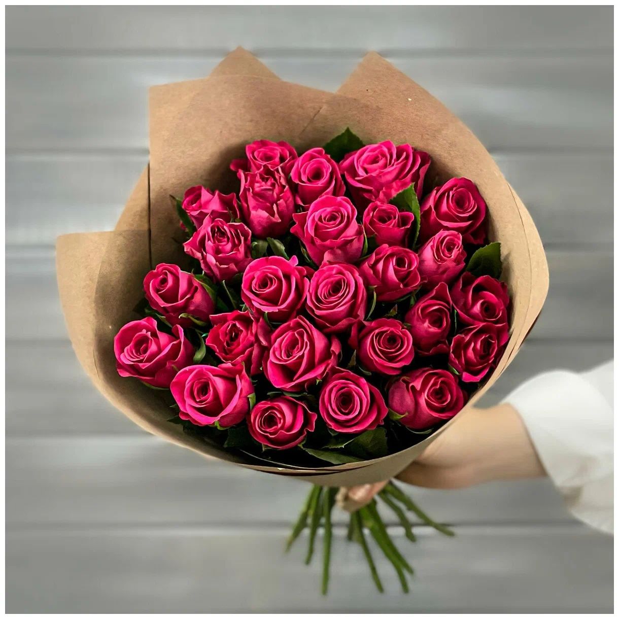 Букет живых цветов из 21 малиновой розы 40см в крафте, Букет Маркет,21 роза 40 см,B1998