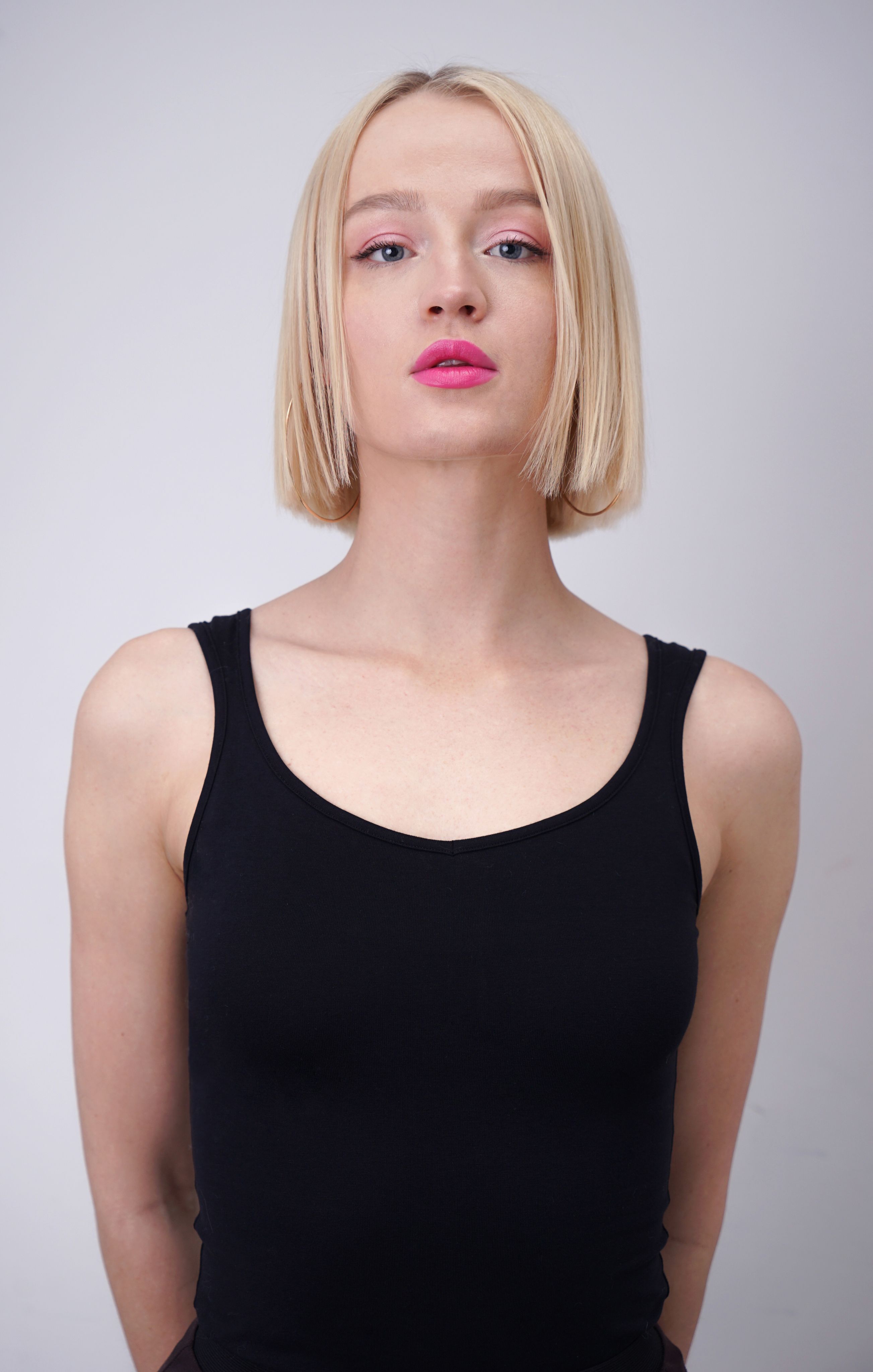 Майка с фигурными вырезами черная