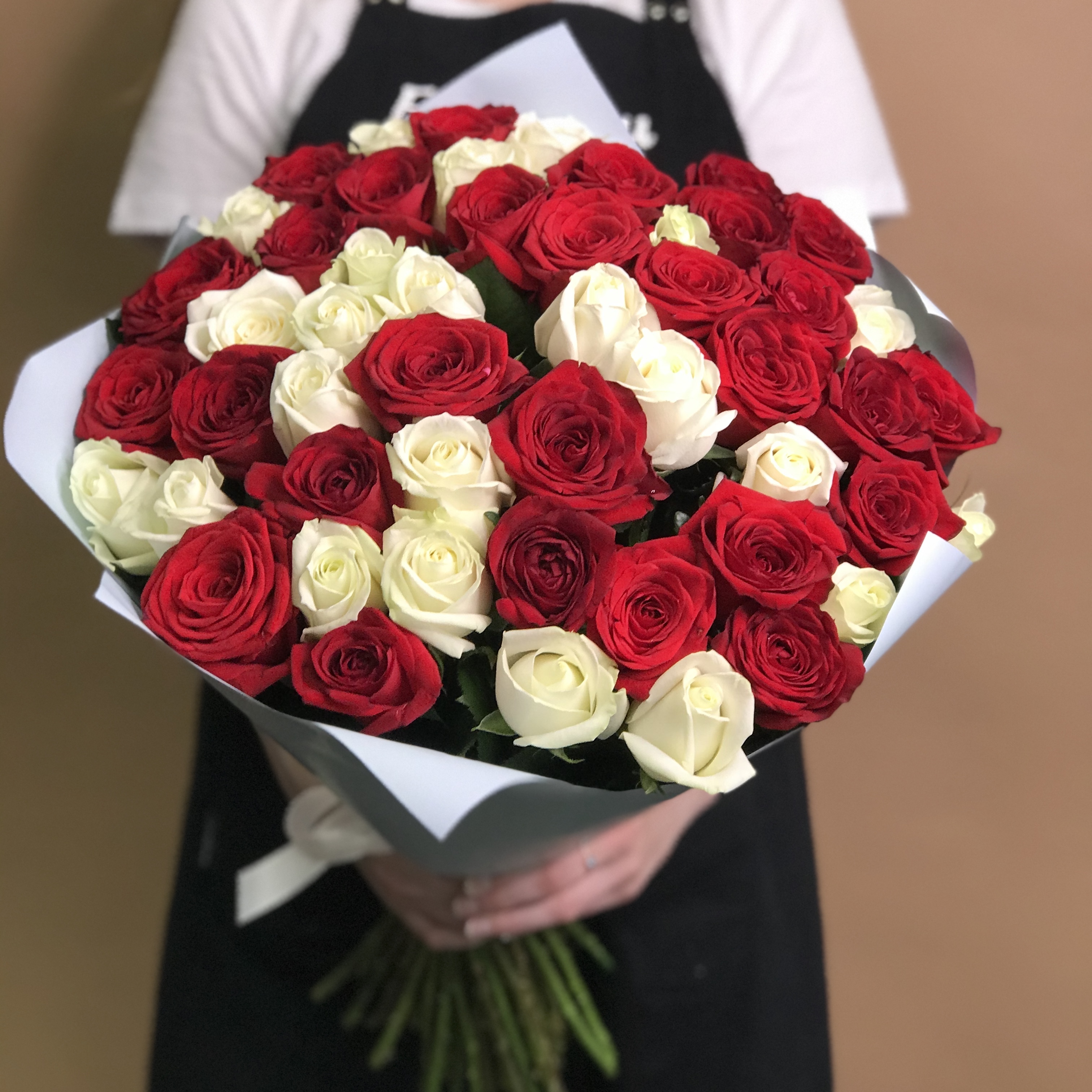 

Букет из красных и белых роз 51 шт. (50 см).