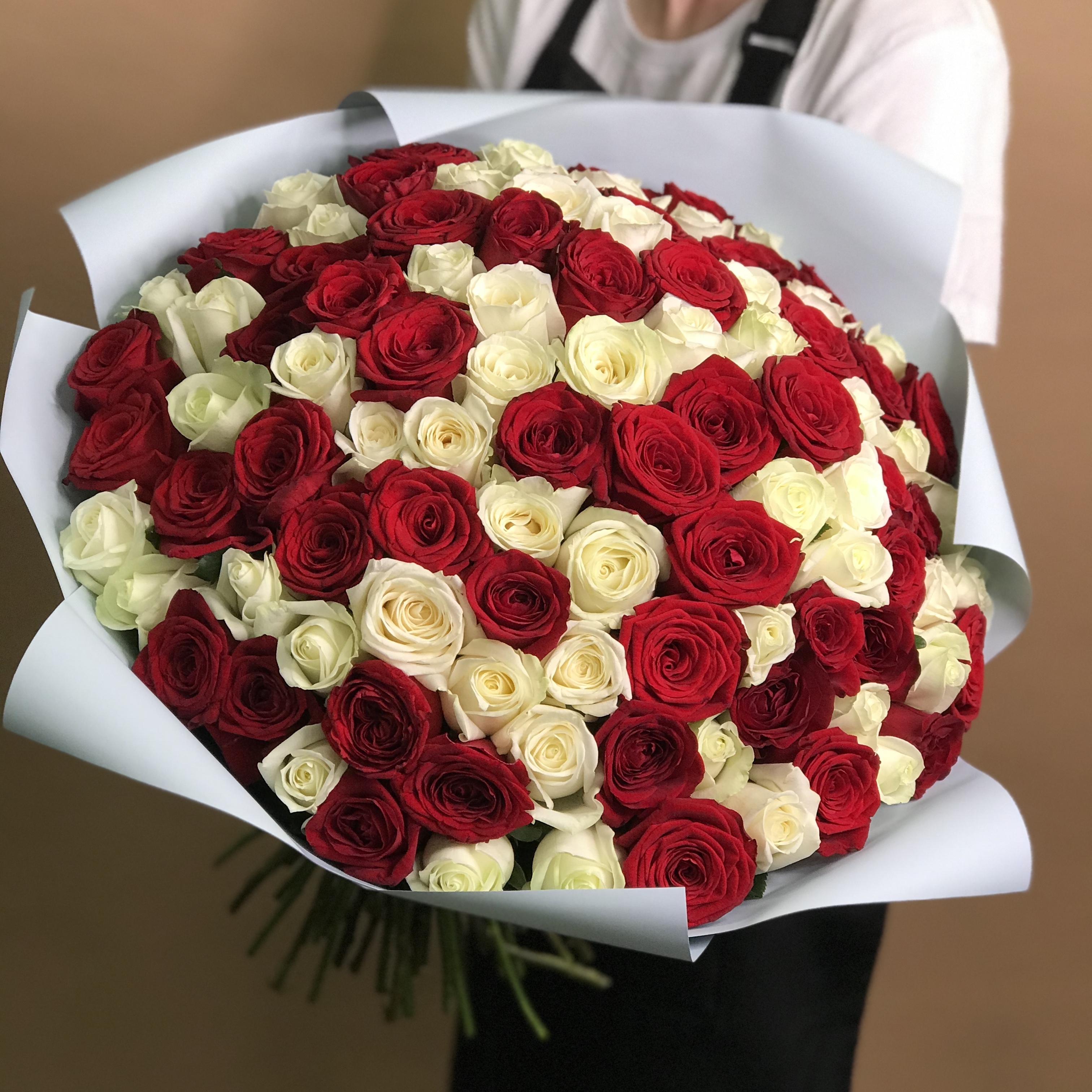 

Букет из красных и белых роз 101 шт. (50 см).