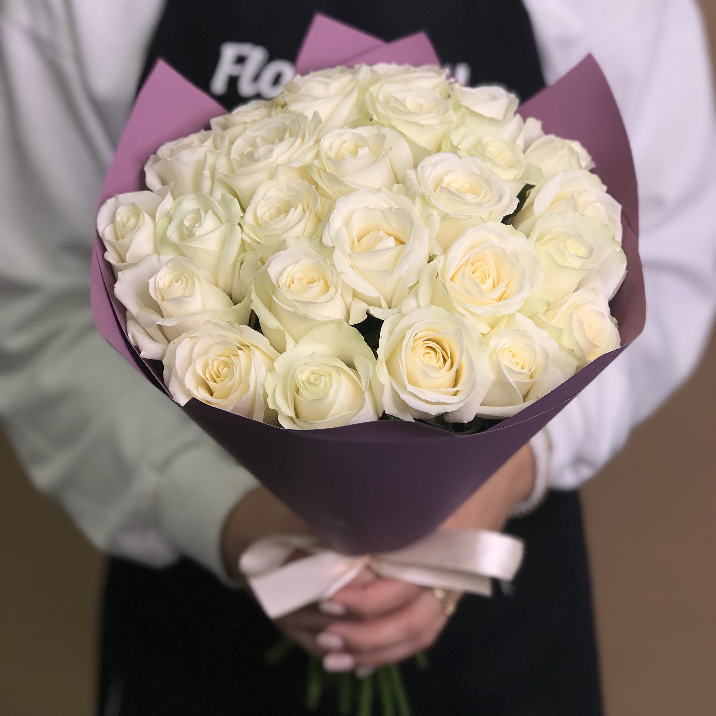 

Букет из 25 белых роз (50 см).
