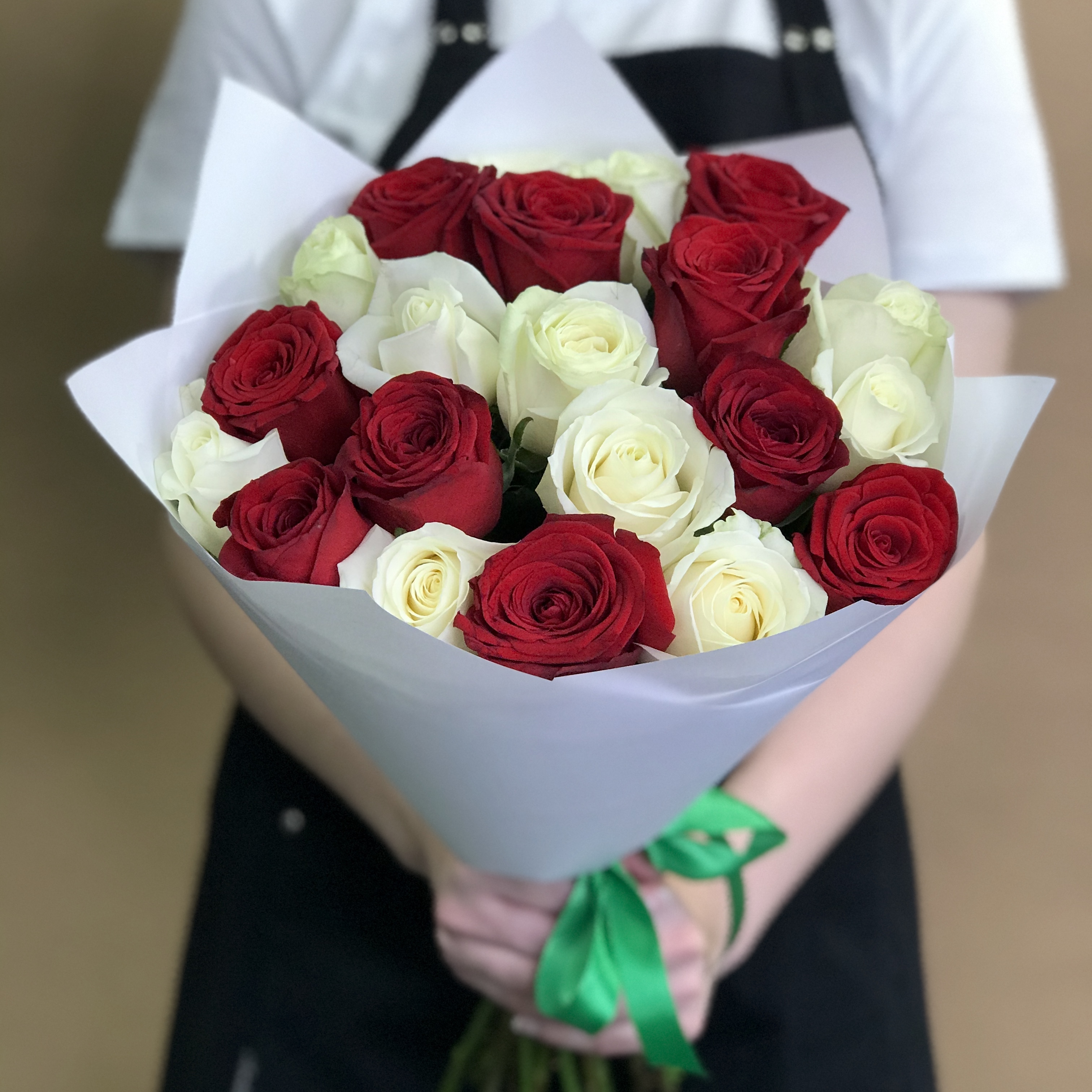 

Букет из красных и белых роз 21 шт. (50 см).