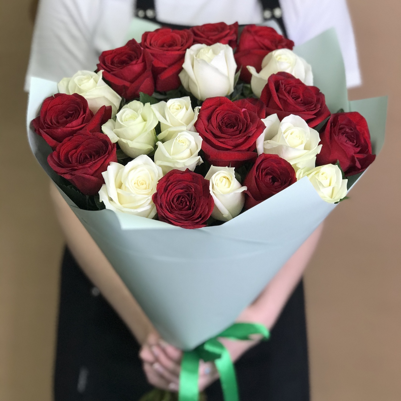 

Букет из 21 красной и белой розы 60 см