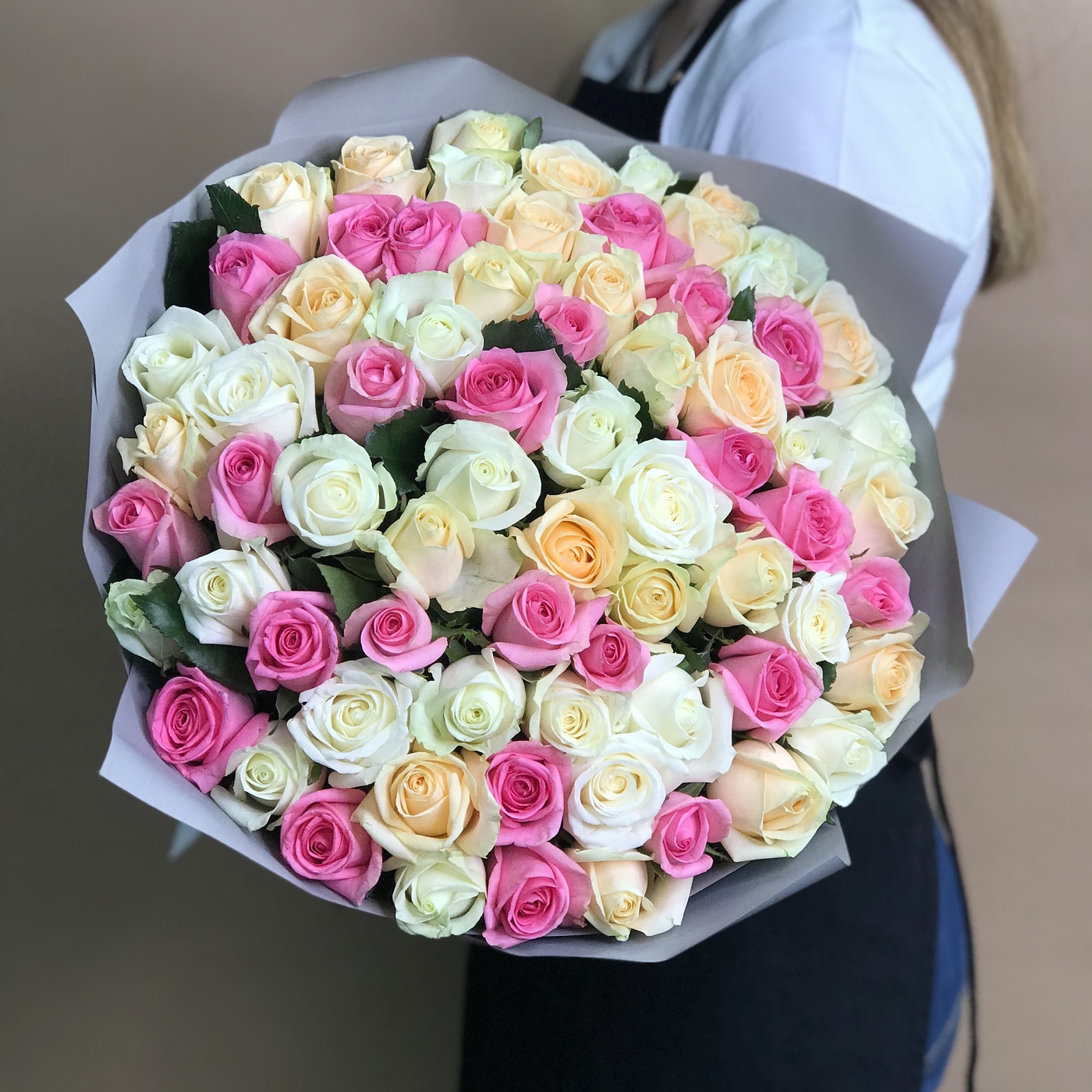 

Букет нежный микс из 71 розы 60 см