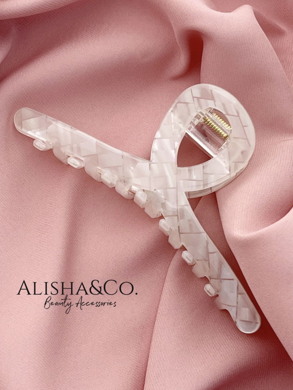 

Заколка-краб женская Alisha&Co. Rococo Pearl-1 перламутрово-белая, Белый, Rococo Pearl-1