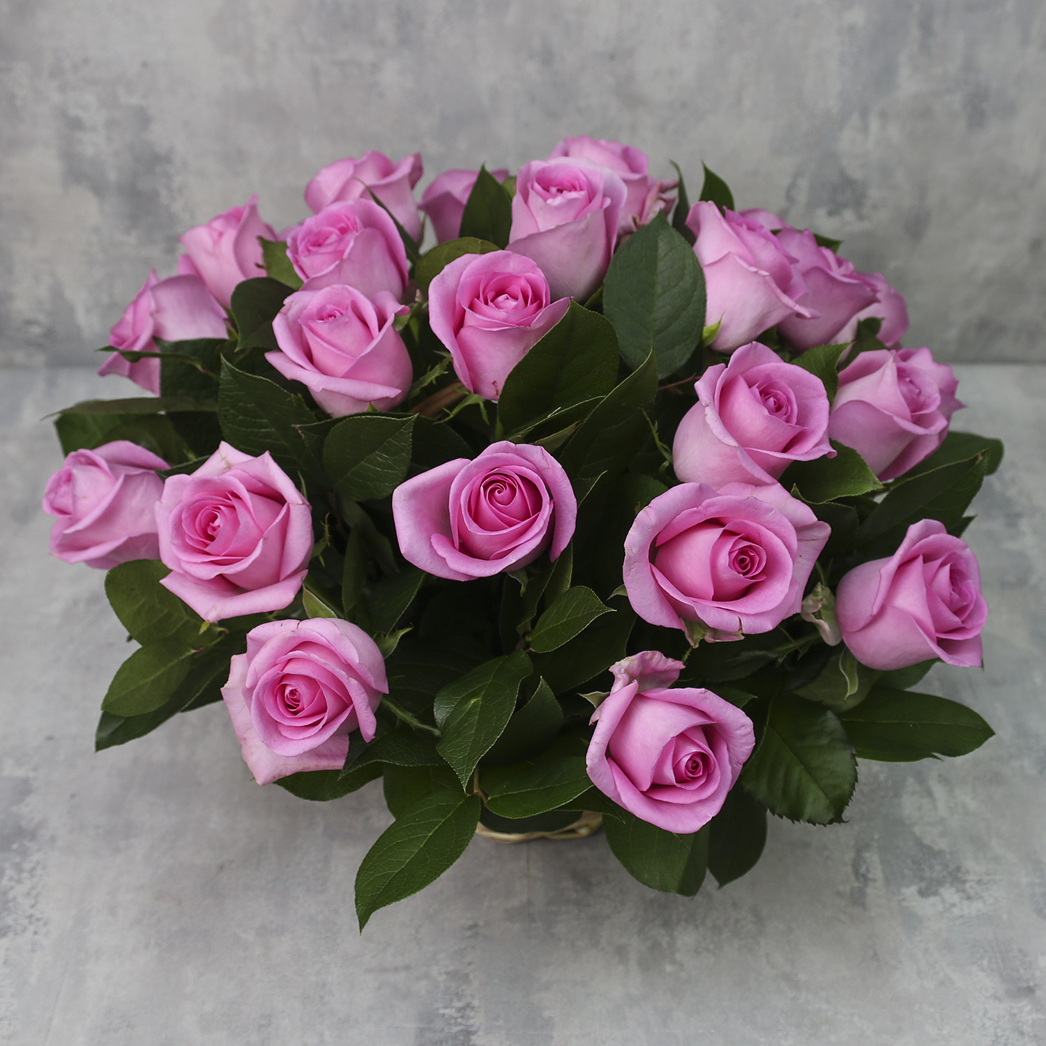 Корзина из 25 роз FlorPro Розовые розы Ревиваль с зеленью