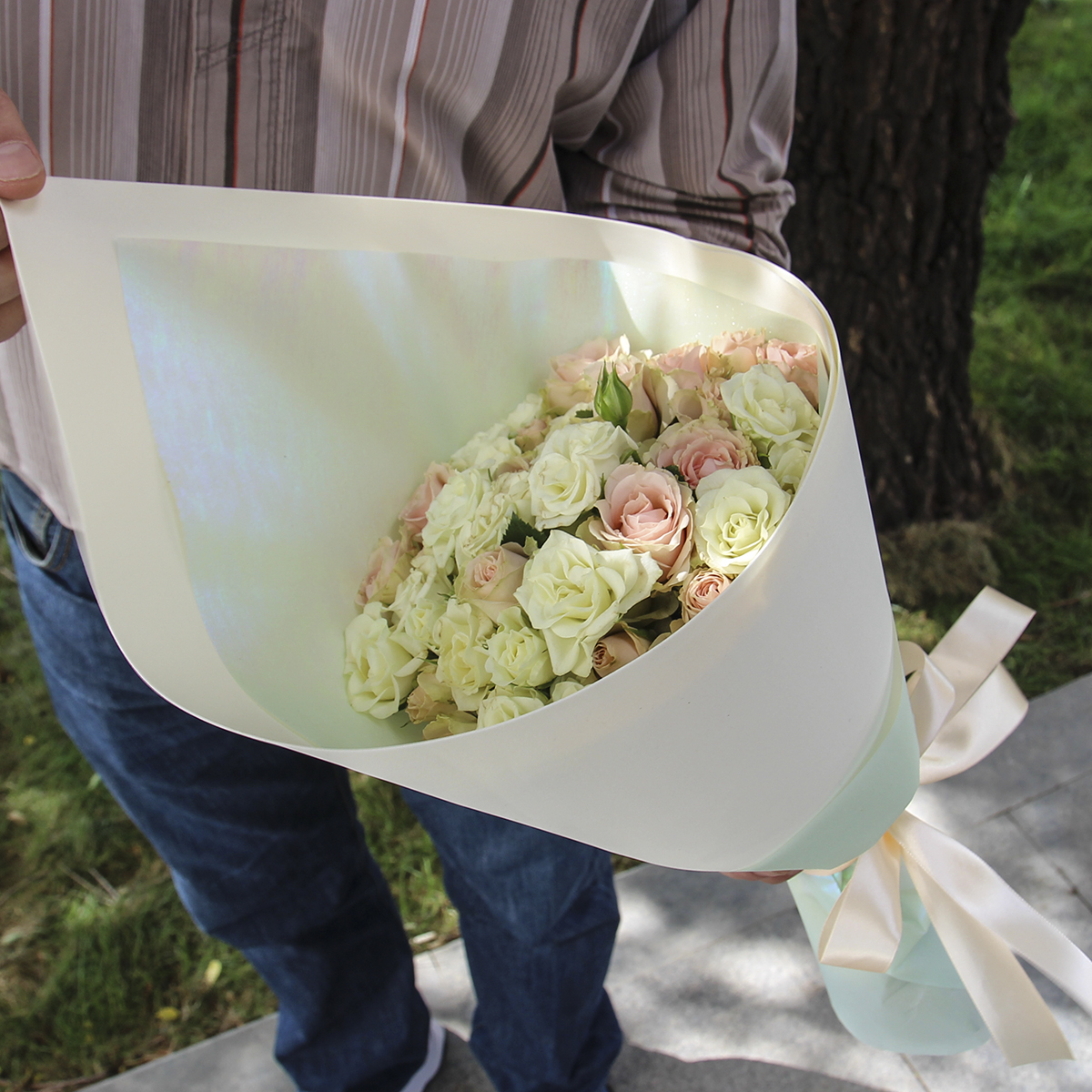 

Монобукет из 15 кустовых роз FlorPro Микс №2