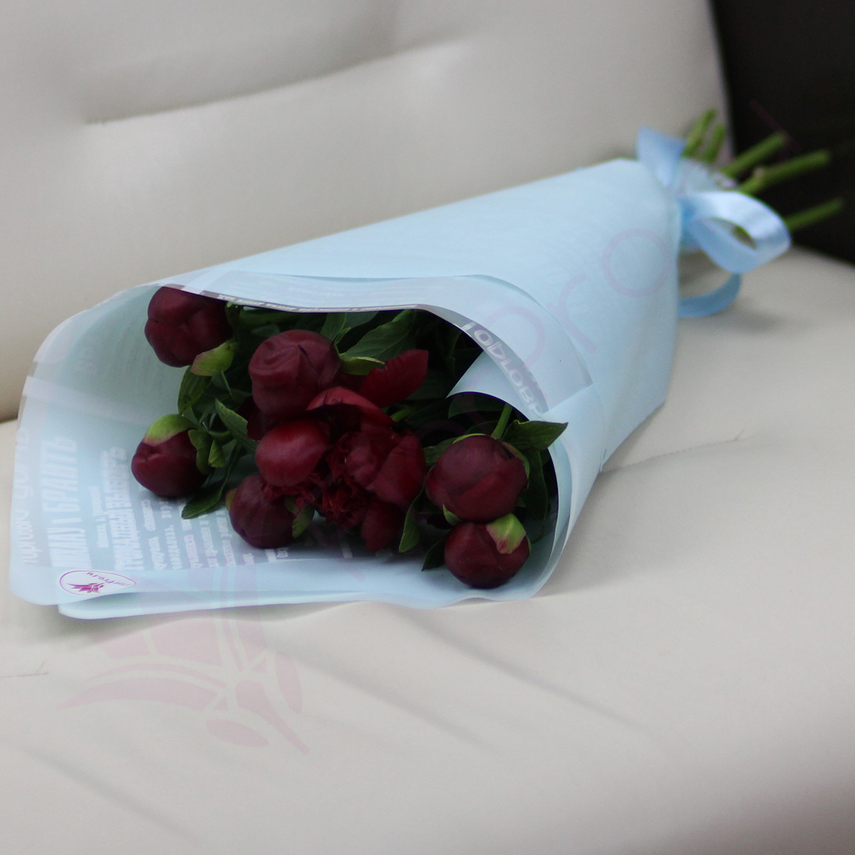 

Монобукет из 7 красных пионов FlorPro в дизайнерской упаковке