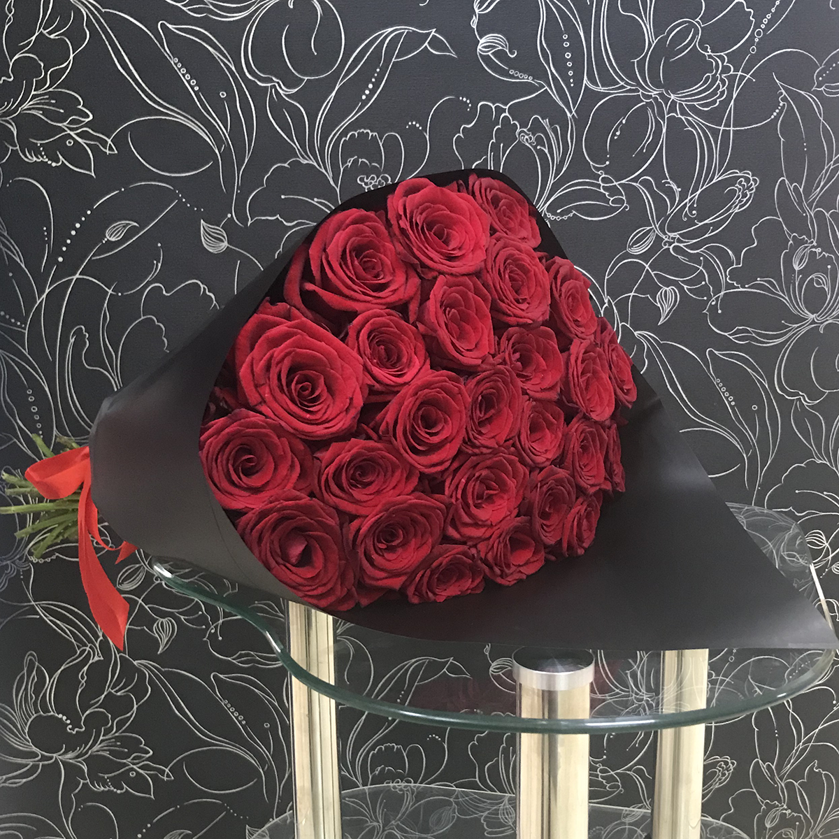 

Монобукет из 25 красных роз FlorPro Ред Наоми 80 см в черном крафте