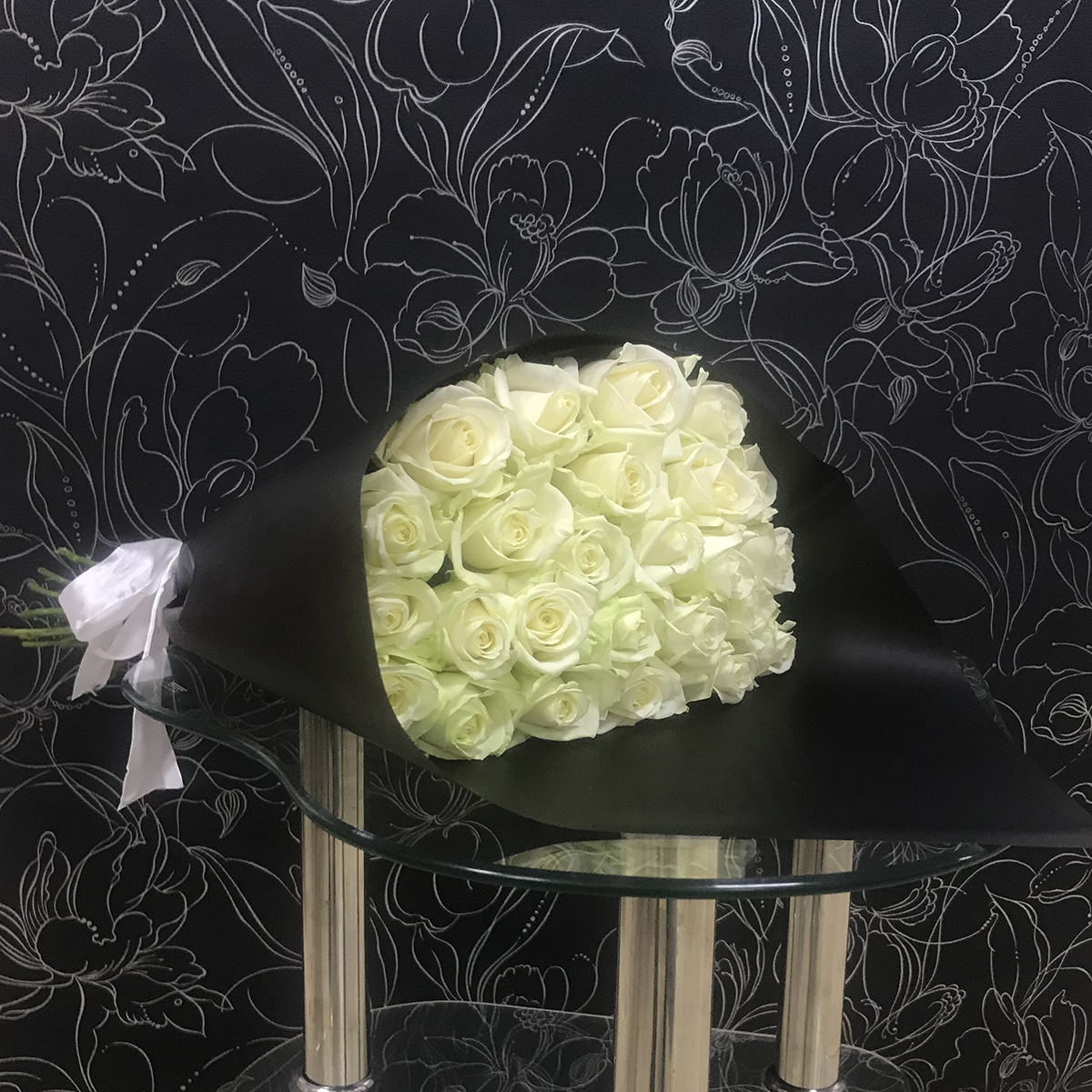 Монобукет из 25 белых роз FlorPro Аваланч в черном крафте Монобукет из 70 см
