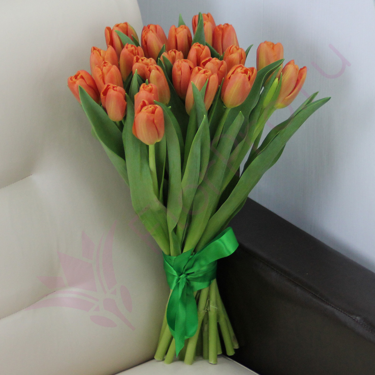 

Монобукет из 25 оранжевых тюльпанов FlorPro
