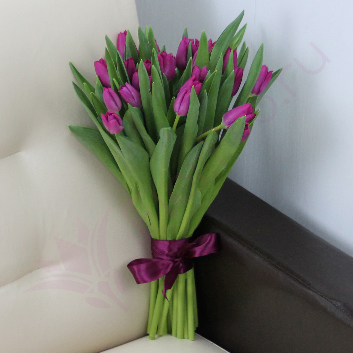 

Монобукет из 25 фиолетовых тюльпанов FlorPro