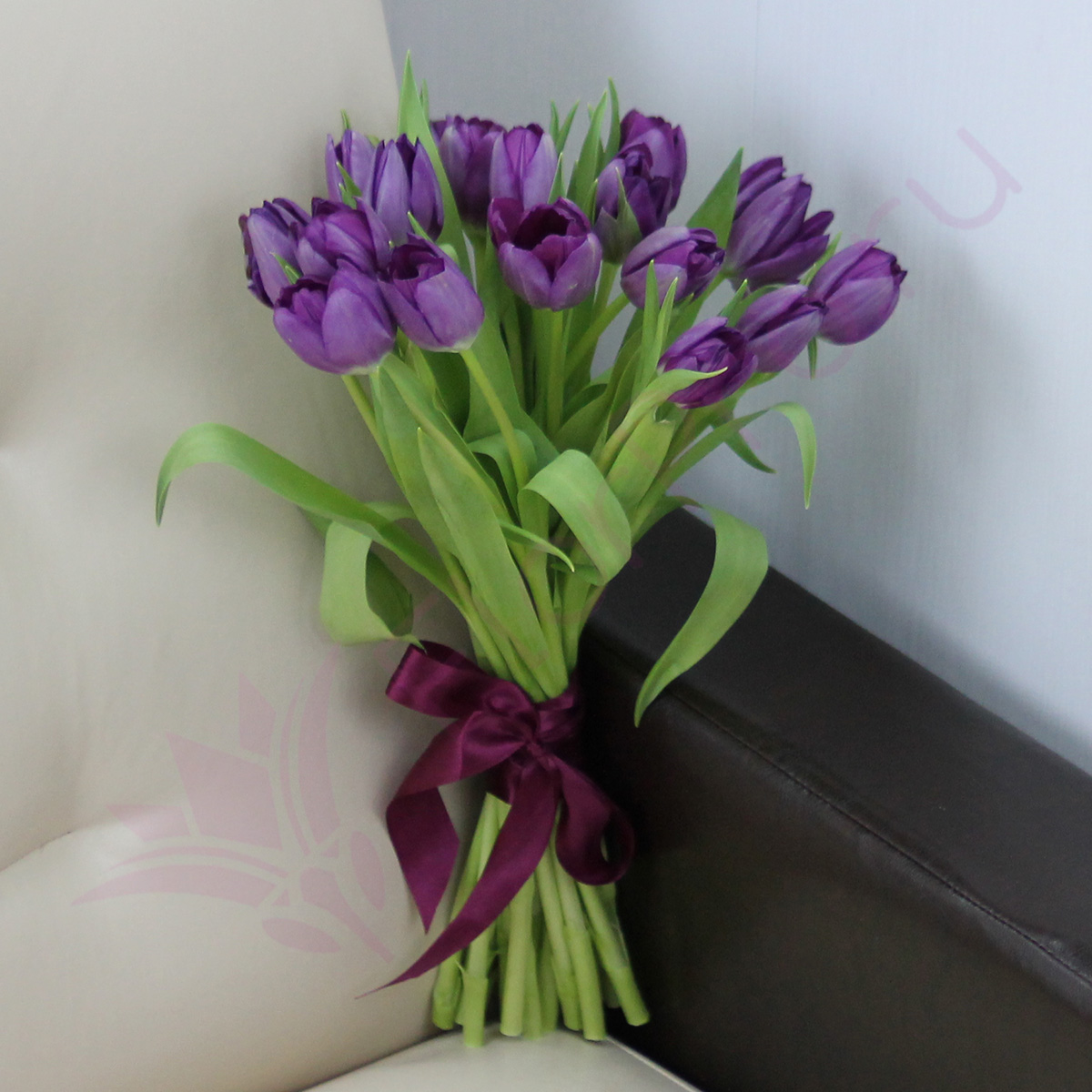

Монобукет из 15 фиолетовых тюльпанов FlorPro