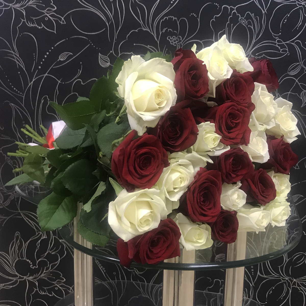 

Монобукет из 25 красных FlorPro Ред Наоми и белых Аваланч роз 60 см