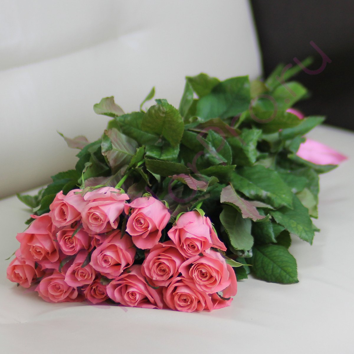 

Монобукет из 15 розовых роз FlorPro Анна Карина 40 см