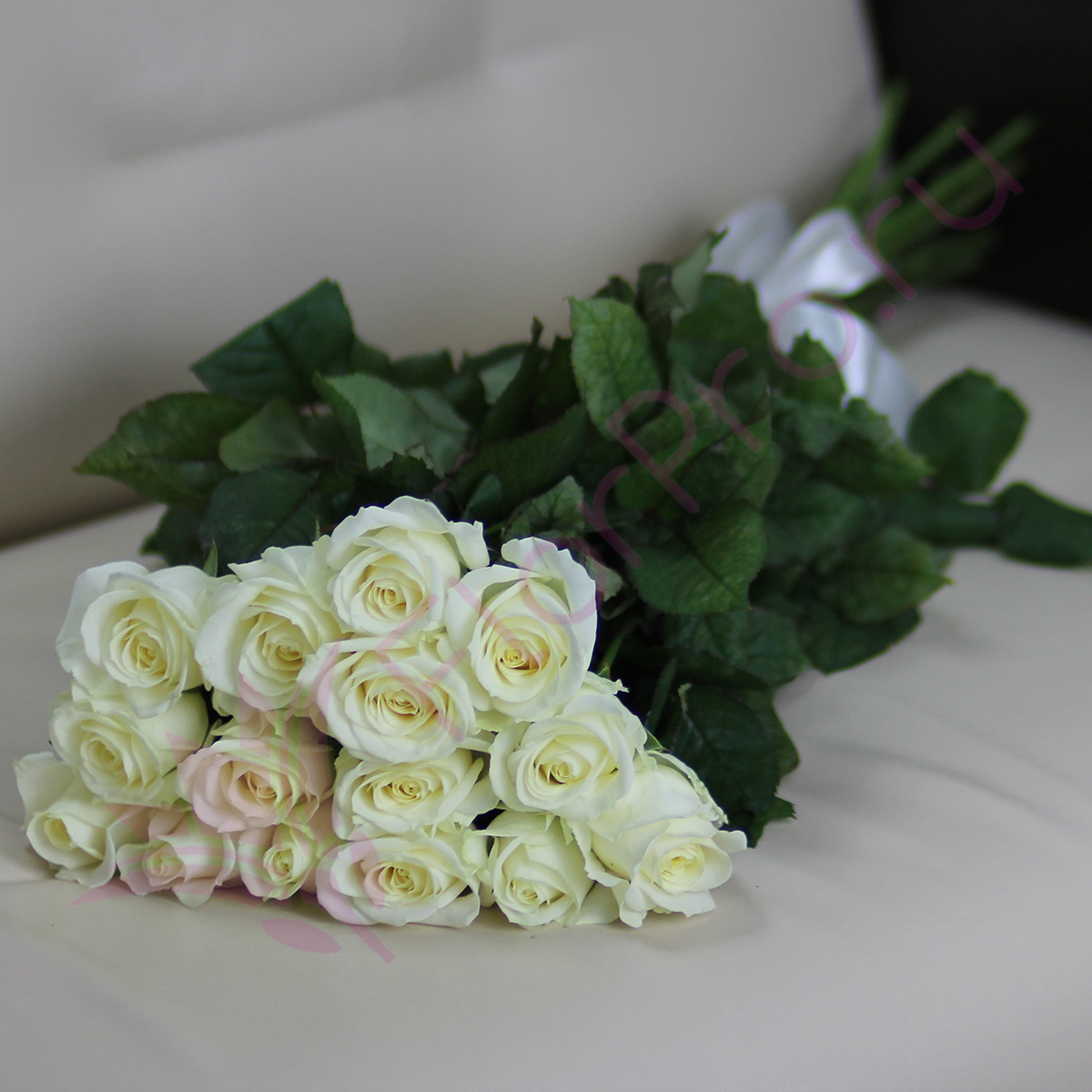 

Монобукет из 15 белых роз FlorPro Аваланч 40 см