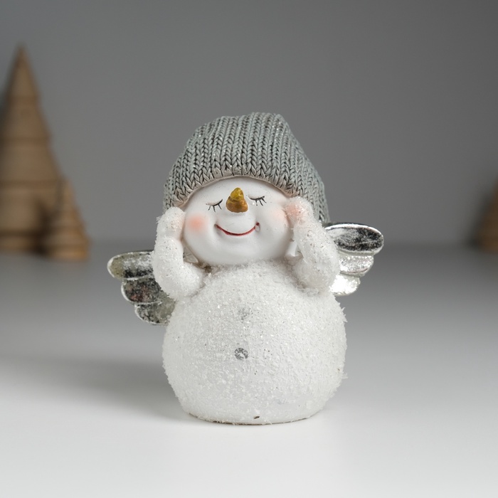 

Сувенир Снеговик белый с серебристыми крыльями в вязанном колпаке 9х6х9 см, Разноцветный