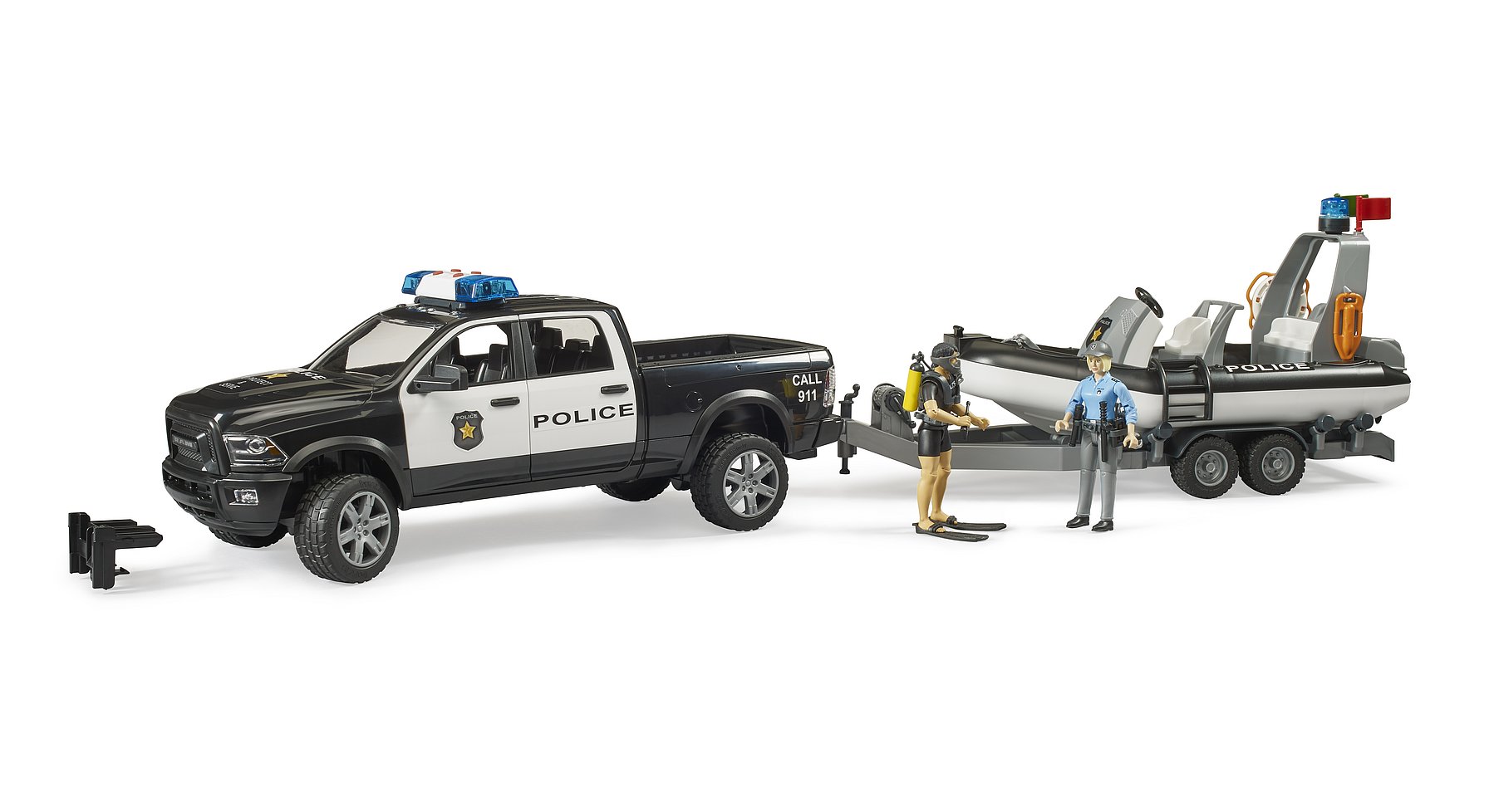 Полицейский Пикап Bruder RAM 2500 с прицепом, лодкой и 2 фигурками, 02507 игрушечная машинка bruder внедорожник полицейский с прицепом фигуркой и лошадью 02 588