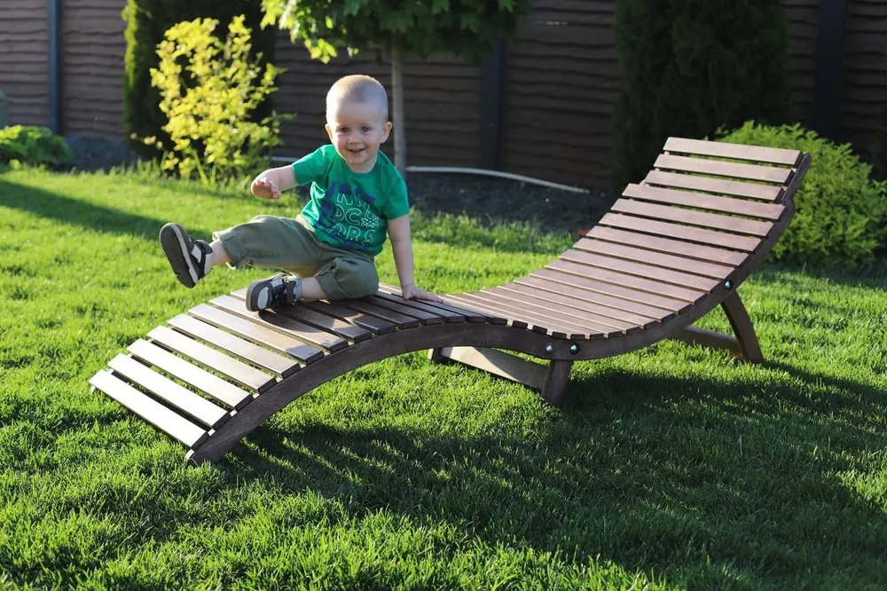 Кресло-шезлонг изогнутый для сада