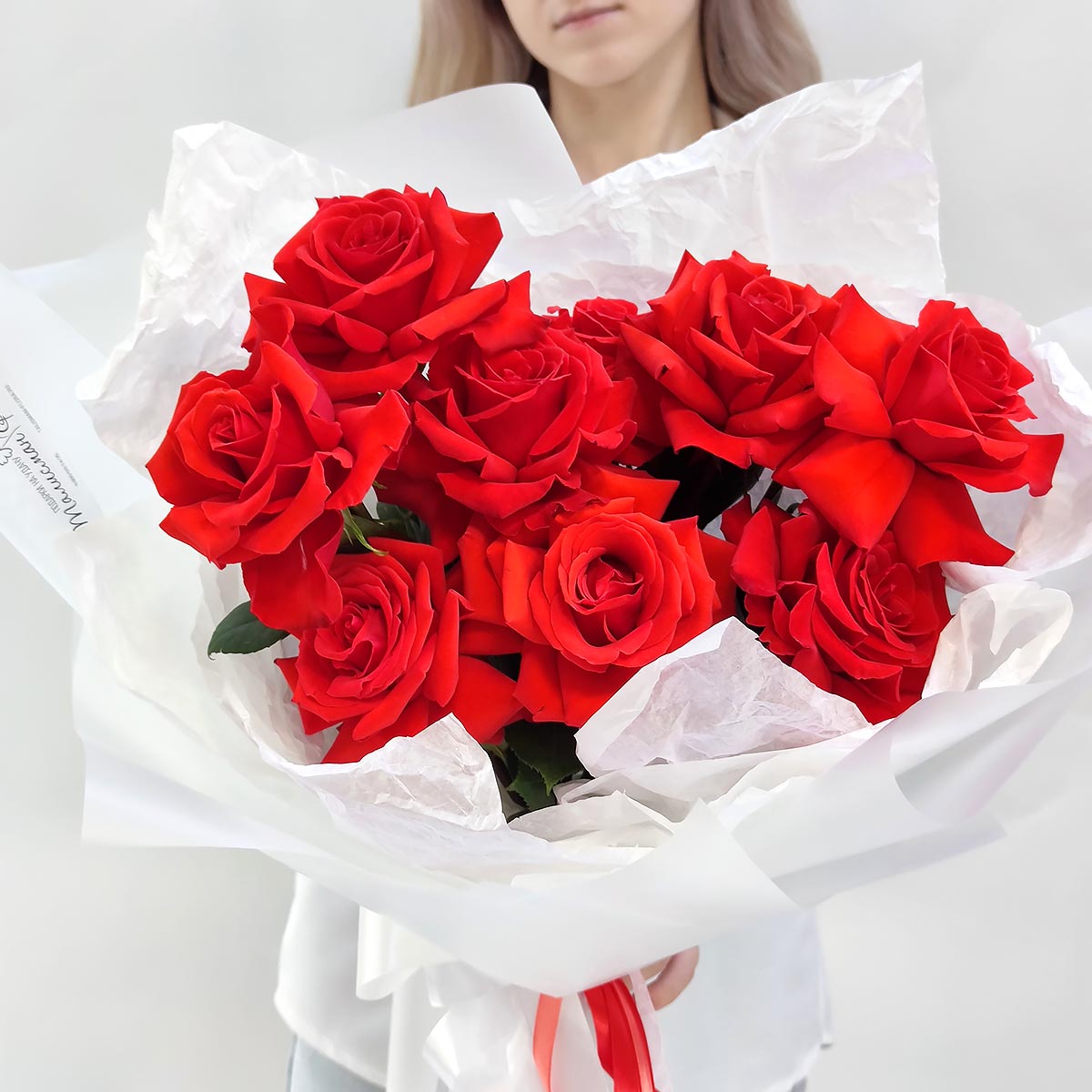 Букет алых роз