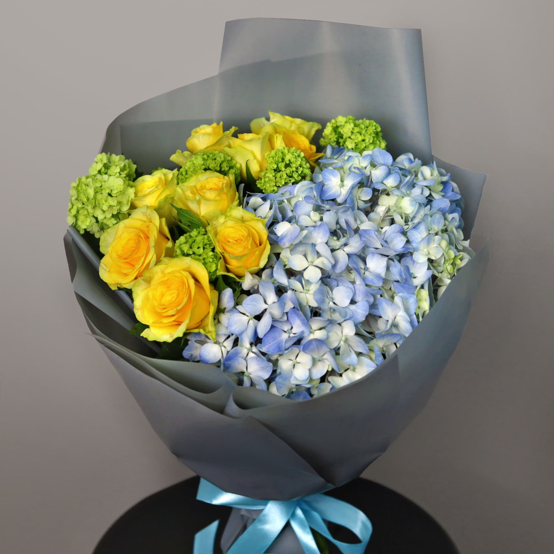 

Букет Studio Floristic из гортензии роз 14 шт 40 см желтый