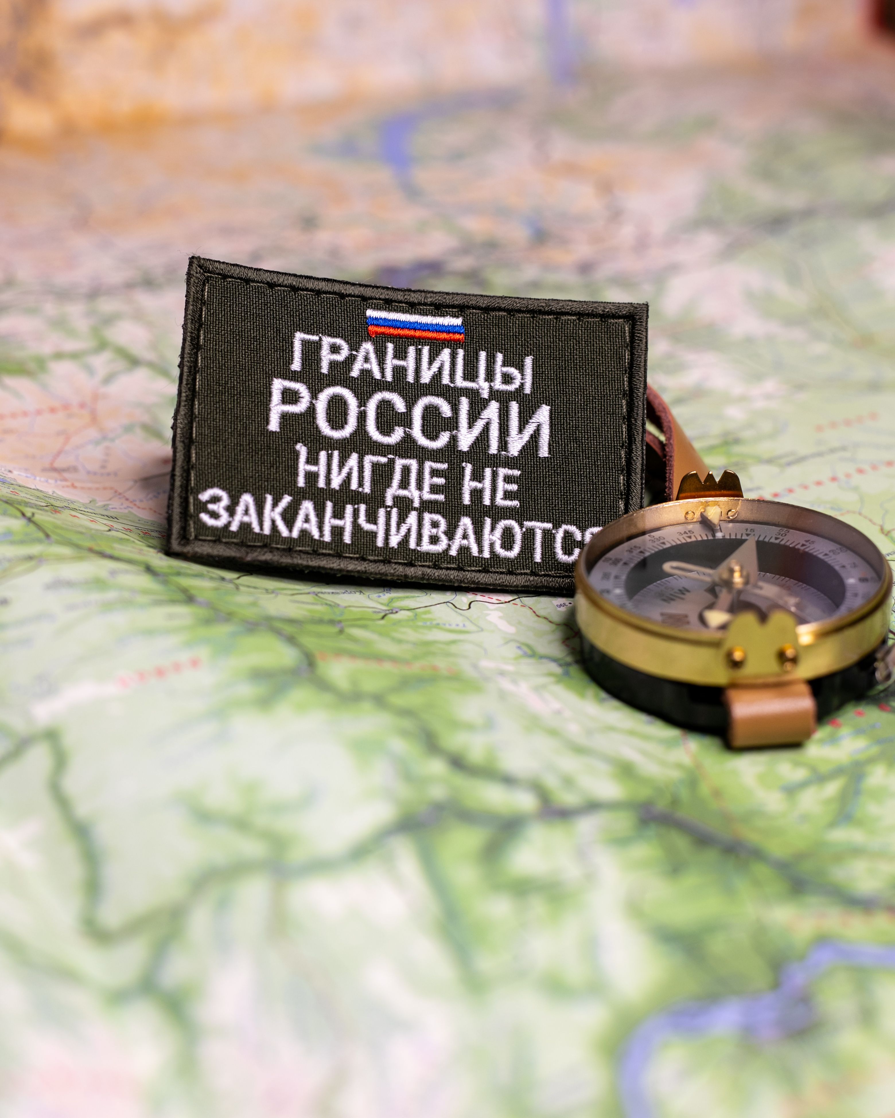 

Шеврон "Границы России нигде не заканчиваются" ПОЛИГОН оливковый фон на липучке, 1 шт