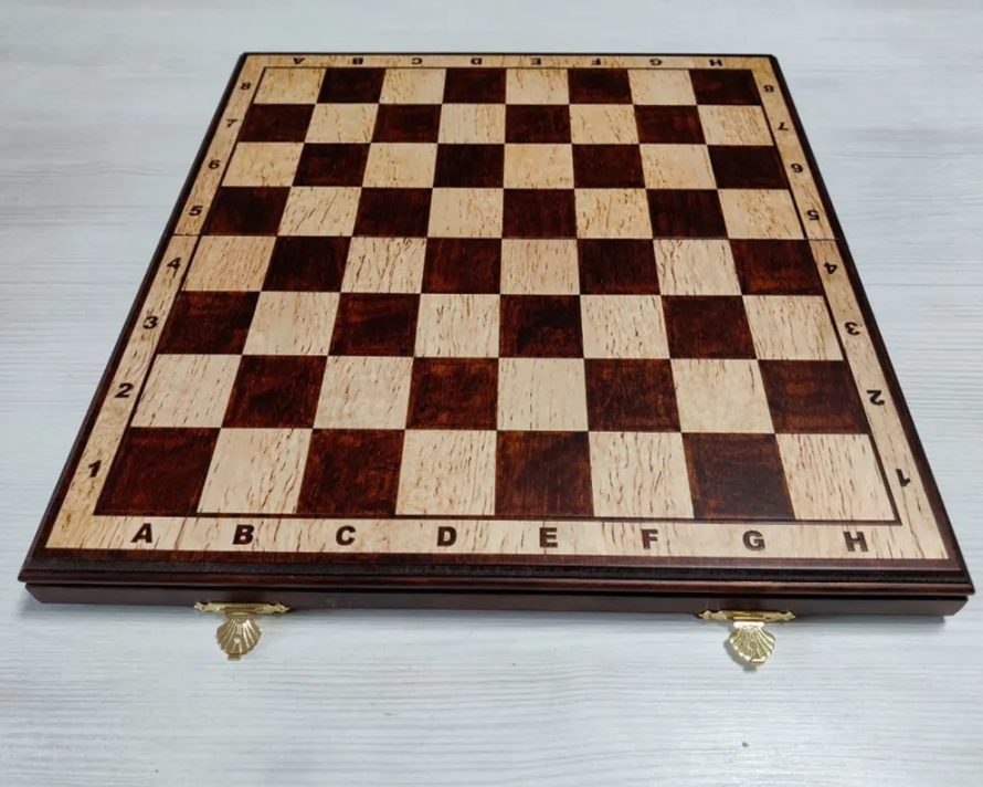 Шахматная доска Lavochkashop из карельской березы 40 см матовая